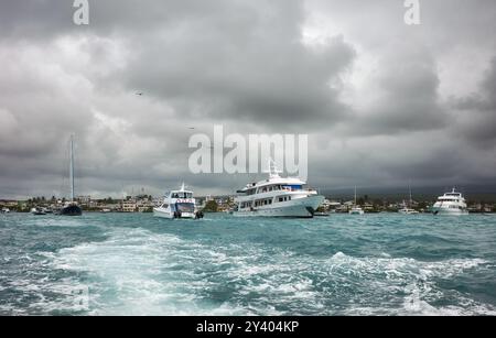 Nuvole di tempesta sul porto di Puerto Ayora, sull'isola di Santa Cruz, Ecuador. Foto Stock