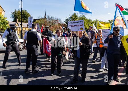 Londra, Regno Unito. 14 settembre 2024. Gli agenti della polizia metropolitana parlano con i sostenitori della Haringey Right to Food Coalition che partecipano a una marcia. Haringey Right to Food Coalition è un gruppo locale che si batte per far sì che tutti abbiano accesso a cibo di buona qualità e a prezzi accessibili senza bisogno di banche alimentari. Crediti: Mark Kerrison/Alamy Live News Foto Stock