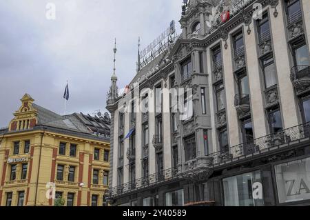 Scena di strada con edifici storici e facciate decorate in un'area commerciale, oslo, norvegia Foto Stock