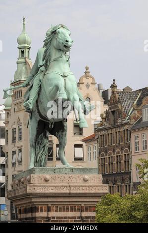 Statua equestre con sfondo di edifici storici e cielo nuvoloso, copenhagen, danimarca Foto Stock