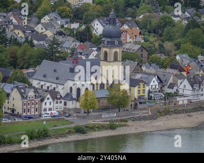 Una città con una grande chiesa vicino a un fiume, circondata da molti edifici diversi, Coblenza, reno, Germania, Europa Foto Stock