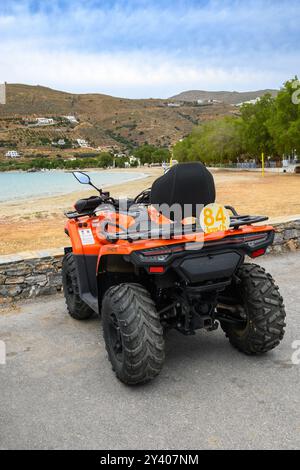 Amorgos, Grecia - 14 maggio 2024: Quad parcheggiato proprio accanto alla spiaggia di Aegiali. Isola di Amorgos. Cicladi, Grecia Foto Stock