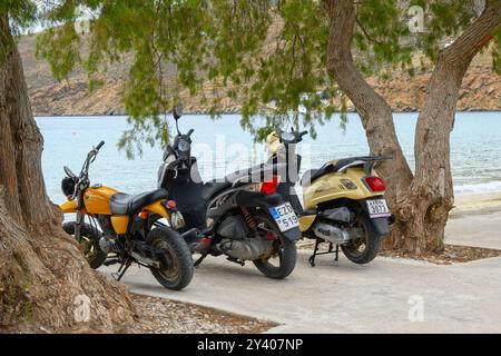 Amorgos, Grecia - 14 maggio 2024: Scooter parcheggiati proprio accanto alla spiaggia di Aegiali. Isola di Amorgos. Cicladi, Grecia Foto Stock