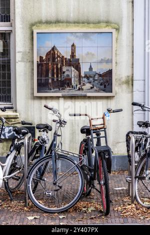 Utrecht, Paesi Bassi – 26 agosto 2024: Biciclette di fronte a un dipinto nel centro della città di Utrecht, Paesi Bassi Foto Stock