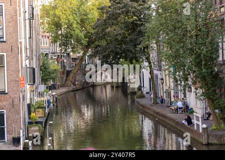 Utrecht, Paesi Bassi – 26 agosto 2024: Persone che si godono la serata al canale Oudegracht nel cuore della città di Utrecht nei Paesi Bassi Foto Stock