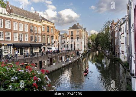 Utrecht, Paesi Bassi – 26 agosto 2024: Persone che si godono la serata al canale Oudegracht nel cuore della città di Utrecht nei Paesi Bassi Foto Stock