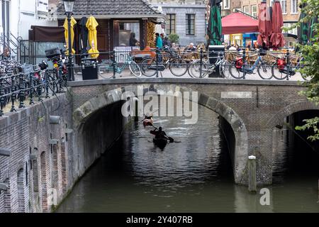 Utrecht, Paesi Bassi – 26 agosto 2024: Persone che si godono la serata al canale Oudegracht nel cuore della città di Utrecht nei Paesi Bassi Foto Stock