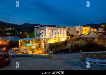 Amorgos, Grecia - 14 maggio 2024: Villaggio di Aegiali con tipica architettura delle Cicladi. Isola di Amorgos. Grecia Foto Stock