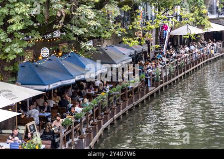 Utrecht, Paesi Bassi – 26 agosto 2024: Persone che si godono la serata al canale Oudegracht nel cuore della città di Utrecht nei Paesi Bassi Foto Stock