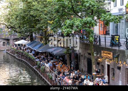 Utrecht, Paesi Bassi – 26 agosto 2024: Persone che si godono la serata al canale Oudegracht nel cuore della città di Utrecht nei Paesi Bassi Foto Stock