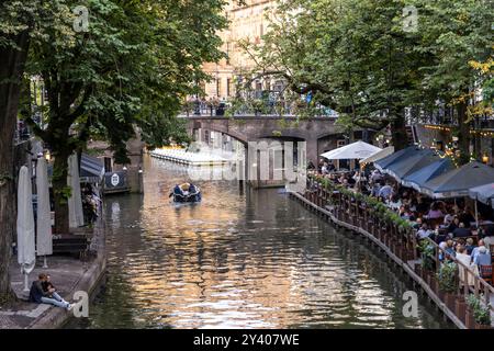 Utrecht, Paesi Bassi – 26 agosto 2024: Persone che si godono la serata al canale Oudegracht nel cuore della città di Utrecht nei Paesi Bassi Foto Stock