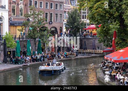 Utrecht, Paesi Bassi – 26 agosto 2024: Persone che si godono la serata al canale Oudegracht nel cuore della città di Utrecht nei Paesi Bassi Foto Stock