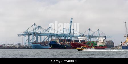 Rotterdam, Paesi Bassi - 29 agosto 2024: Nave portacontainer ormeggiata presso il terminal Euromax nel porto di Rotterdam, Paesi Bassi. Foto Stock