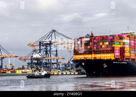 Rotterdam, Paesi Bassi - 29 agosto 2024: Nave portacontainer ormeggiata presso il terminal Euromax nel porto di Rotterdam, Paesi Bassi. Foto Stock