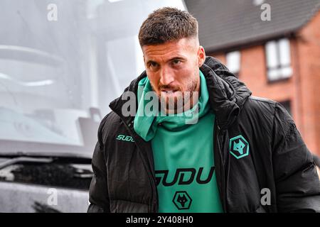 Wolverhampton, West Midlands, Regno Unito. Wolverhampton, West Midlands, Regno Unito. 15 settembre 2024; Molineux Stadium, Wolverhampton, West Midlands, Inghilterra; Premier League Football, Wolverhampton Wanderers contro Newcastle United; Matt Doherty dei Wolves arriva al Molyneux Credit: Action Plus Sports Images/Alamy Live News Credit: Action Plus Sports Images/Alamy Live News Credit: Action Plus Sports Images/Alamy Live News Foto Stock