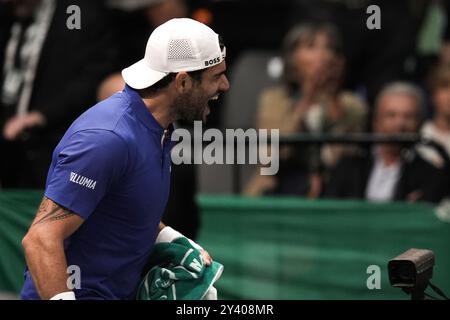 Matteo Berrettini celebra durante le finali di Coppa Davis 2024 la partita di gruppo A tra Matteo Berrettini (Italia) e Botic van de Zandschulp (Paesi Bassi) all'Unipol Arena di Bologna, Italia - 15 settembre 2024. Sport - Tennis. (Foto di massimo Paolone/LaPresse) Foto Stock