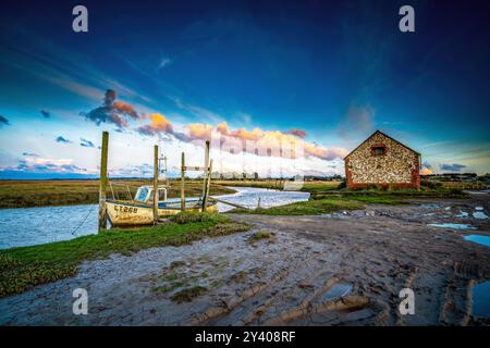 Il vecchio Coal Barn e Quay a Thornham Old Harbour, durante il tramonto. Thornham Norfolk, Inghilterra, Regno Unito Foto Stock