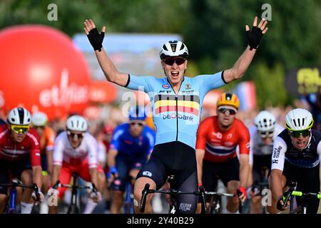 Hasselt, Belgio. 15 settembre 2024. Il campione europeo vincitore, il belga Tim Merlier, festeggia il traguardo della Elite Road Race maschile al Campionato europeo 2024, a Hasselt, domenica 15 settembre 2024. I Campionati europei di ciclismo su strada 2024 si svolgeranno dall'11 al 15 settembre a Limburgo, in Belgio. BELGA FOTO DIRK WAEM credito: Belga News Agency/Alamy Live News Foto Stock