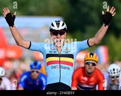 Hasselt, Belgio. 15 settembre 2024. Il campione europeo vincitore, il belga Tim Merlier, festeggia dopo aver superato il traguardo della Elite Road Race maschile al Campionato europeo 2024, a Hasselt, domenica 15 settembre 2024. I Campionati europei di ciclismo su strada 2024 si svolgeranno dall'11 al 15 settembre a Limburgo, in Belgio. BELGA FOTO DIRK WAEM credito: Belga News Agency/Alamy Live News Foto Stock