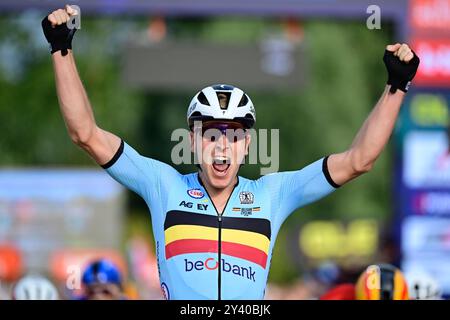 Hasselt, Belgio. 15 settembre 2024. Il campione europeo vincitore, il belga Tim Merlier, festeggia dopo aver superato il traguardo della Elite Road Race maschile al Campionato europeo 2024, a Hasselt, domenica 15 settembre 2024. I Campionati europei di ciclismo su strada 2024 si svolgeranno dall'11 al 15 settembre a Limburgo, in Belgio. BELGA FOTO DIRK WAEM credito: Belga News Agency/Alamy Live News Foto Stock