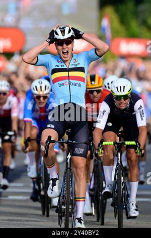 Il campione europeo vincitore, il belga Tim Merlier, festeggia la sua vittoria davanti al terzo estone Madis Mihkels (R) alla Elite Road Race maschile del Campionato europeo 2024, a Hasselt, domenica 15 settembre 2024. I Campionati europei di ciclismo su strada 2024 si svolgeranno dall'11 al 15 settembre a Limburgo, in Belgio. BELGA FOTO DIRK WAEM Foto Stock