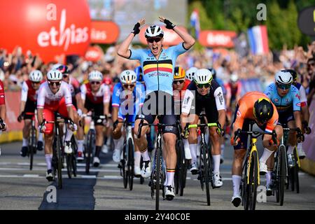 Vincitore del Campionato europeo belga Tim Merlier festeggia la vittoria davanti al secondo olandese Olav Kooij (2° R), al terzo estone Madis Mihkels (3° R) e al quarto belga Jasper Philipsen (R) alla Elite Road Race maschile del Campionato europeo 2024, a Hasselt, domenica 15 settembre 2024. I Campionati europei di ciclismo su strada 2024 si svolgeranno dall'11 al 15 settembre a Limburgo, in Belgio. BELGA FOTO DIRK WAEM Foto Stock