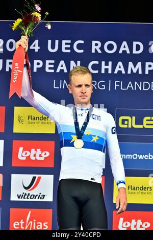 Il campione europeo vincitore, il belga Tim Merlier, festeggia sul podio con la sua nuova maglia alla Elite Road Race maschile del Campionato europeo 2024, a Hasselt, domenica 15 settembre 2024. I Campionati europei di ciclismo su strada 2024 si svolgeranno dall'11 al 15 settembre a Limburgo, in Belgio. BELGA FOTO DIRK WAEM Foto Stock