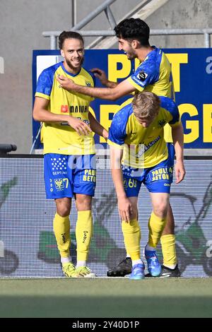 Billal Brahimi di STVV e Kahveh Zahiroleslam di STVV festeggiano dopo aver segnato durante una partita di calcio tra STVV e OH Leuven, a Sint-Truiden, il settimo giorno della stagione 2024-2025 della prima divisione della "Jupiler Pro League" del campionato belga, domenica 15 settembre 2024. BELGA FOTO JOHAN EYCKENS Foto Stock