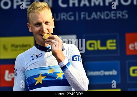 Il campione europeo vincitore, il belga Tim Merlier, festeggia sul podio con la sua nuova maglia e la sua medaglia d'oro alla Elite Road Race maschile del Campionato europeo 2024, a Hasselt, domenica 15 settembre 2024. I Campionati europei di ciclismo su strada 2024 si svolgeranno dall'11 al 15 settembre a Limburgo, in Belgio. BELGA FOTO DIRK WAEM Foto Stock