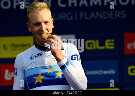 Il campione europeo vincitore, il belga Tim Merlier, festeggia sul podio con la sua nuova maglia e la sua medaglia d'oro alla Elite Road Race maschile del Campionato europeo 2024, a Hasselt, domenica 15 settembre 2024. I Campionati europei di ciclismo su strada 2024 si svolgeranno dall'11 al 15 settembre a Limburgo, in Belgio. BELGA FOTO DIRK WAEM Foto Stock