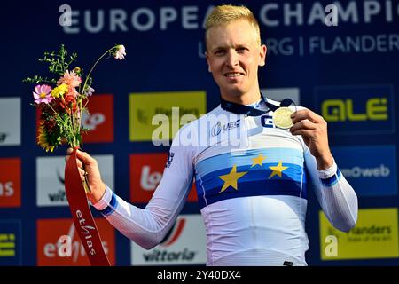 Hasselt, Belgio. 15 settembre 2024. Il campione europeo vincitore, il belga Tim Merlier, reagisce sul podio con la sua nuova maglia e la sua medaglia d'oro alla Elite Road Race maschile del Campionato europeo 2024, a Hasselt, domenica 15 settembre 2024. I Campionati europei di ciclismo su strada 2024 si svolgeranno dall'11 al 15 settembre a Limburgo, in Belgio. BELGA FOTO DIRK WAEM credito: Belga News Agency/Alamy Live News Foto Stock