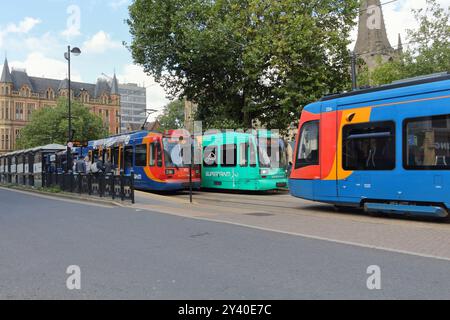 Tre tram di Sheffield fianco a fianco alla fermata della Cattedrale nel centro della città, metropolitana inglese, trasporto urbano, metropolitana leggera Foto Stock