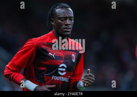 Tammy Abraham dell'AC Milan lo guarda durante la partita di serie A 2024/25 tra l'AC Milan e il Venezia FC allo stadio San Siro Foto Stock