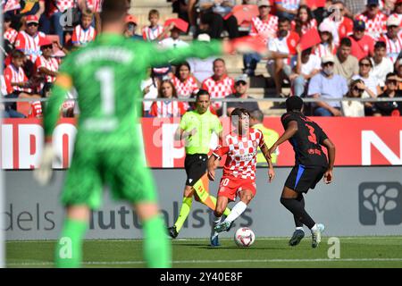 GIRONA FC vs FC BARCELONA Montilivi Municipal Stadium. Girona. 15,2024 settembre GIRONA FC-FC BARCELONA 15,2024 settembre Bryan 20 del Girona FC dribbles Alejandro Balde 3 del FC Barcelona durante la partita tra Girona FC e FC Barcelona corrispondente alla trenta giornata di la Liga EA Sports al Montilivi Municipal Stadium di Girona, Spagna. Girona ESP Copyright: XS.xRosx Foto Stock