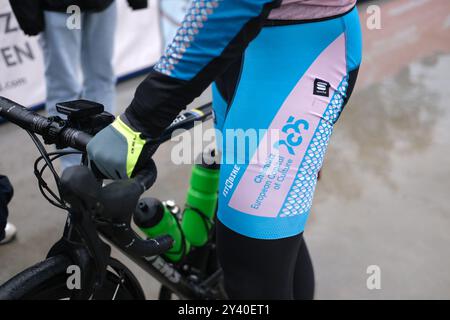 Chemnitz, Germania. 15 settembre 2024. Un ciclista indossa abiti con il logo della capitale della cultura Chemnitz 2025 dopo essere arrivato alla pista di pattinaggio di Jutta Müller - la destinazione per circa 200 principianti dell'European Peace Ride 2024, una gara ciclistica amatoriale transfrontaliera per commemorare l'International Peace Ride, che si è svolta l'ultima volta nel 2006. Crediti: Sebastian Willnow/dpa/Alamy Live News Foto Stock