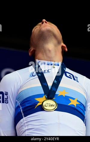 Hasselt, Belgio. 15 settembre 2024. Il campione europeo vincitore, il belga Tim Merlier, festeggia sul podio con la sua nuova maglia e la sua medaglia d'oro alla Elite Road Race maschile del Campionato europeo 2024, a Hasselt, domenica 15 settembre 2024. I Campionati europei di ciclismo su strada 2024 si svolgeranno dall'11 al 15 settembre a Limburgo, in Belgio. BELGA FOTO DIRK WAEM credito: Belga News Agency/Alamy Live News Foto Stock