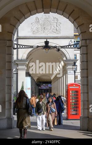 Londra, Regno Unito. Royal Opera House Arcade a Covent Garden. Stemma reale Foto Stock