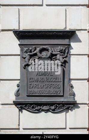 Londra, Regno Unito. Targa commemorativa a Thomas Archer House, 43 King Street, Covent Garden : " qui visse e morì l'ammiraglio Edward Russell, conte di Orford. Foto Stock