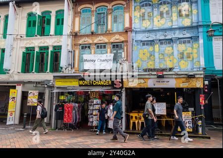 Una fila di negozi in Trengganu Street, nel quartiere storico di Chinatown a Singapore. La strada prende il nome dallo stato malese di Trengga Foto Stock