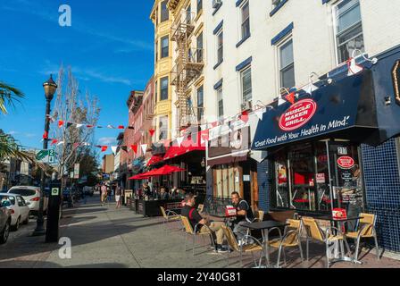 Hoboken, New Jersey, Stati Uniti, Wide Angle Views, Street Scenes, sobborghi, architettura antica, negozi, bistrot locale, ristorante americano, People on Terrace Foto Stock