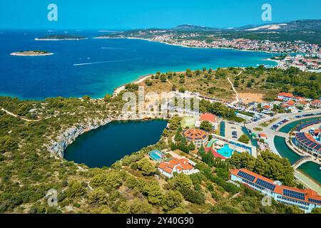 Vista aerea del lago Dragon Eye vicino a Marina Frapa a Rogoznica, Croazia. Paesaggio marino con città costiera e yacht. Città turistica per le vacanze estive Foto Stock