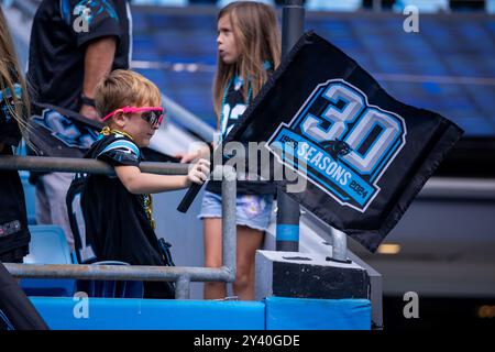 Charlotte, North Carolina, Stati Uniti. 15 settembre 2024. Giovane tifoso dei Carolina Panthers prima della gara contro i Los Angeles Chargers al match NFL a Charlotte, NC. (Scott Kinser/Cal Sport Media). Crediti: csm/Alamy Live News Foto Stock