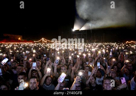 Tarragona, Spagna. 14 settembre 2024. I fan di Estopa hanno visto durante la celebrazione del 25° anniversario. Il gruppo musicale spagnolo Estopa si è esibito a Tarragona per celebrare il suo 25° anniversario davanti a una folla sold out di 10.000 fan al complesso Anella Mediterranìa (foto di Ramon Costa/SOPA Images/Sipa USA) Credit: SIPA USA/Alamy Live News Foto Stock