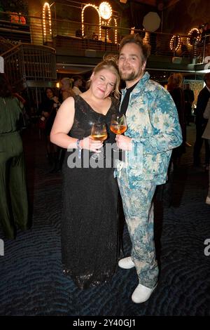 Verleihung Deutscher Schauspielpreis 2024 Gisa Flake mit Freund Knud Riepen bei der Verleihung Deutscher Schauspielpreis 2024 im Club Theater Berlin. 13.09.2024 *** cerimonia del German Acting Award 2024 Gisa Flake con l'amico Knud Riepen alla cerimonia del German Acting Award 2024 al Club Theater Berlin 13 09 2024 Copyright: XEventpressx/xSaschaxRadkex Foto Stock