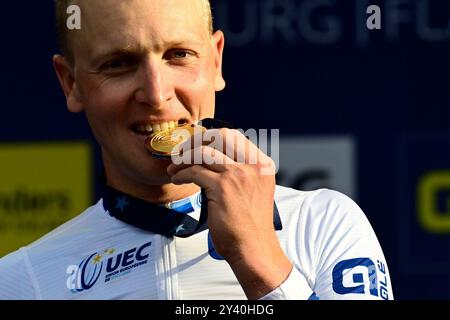 Hasselt, Belgio. 15 settembre 2024. Il campione europeo vincitore, il belga Tim Merlier, festeggia sul podio con la sua nuova maglia e la sua medaglia d'oro alla Elite Road Race maschile del Campionato europeo 2024, a Hasselt, domenica 15 settembre 2024. I Campionati europei di ciclismo su strada 2024 si svolgeranno dall'11 al 15 settembre a Limburgo, in Belgio. BELGA FOTO DIRK WAEM credito: Belga News Agency/Alamy Live News Foto Stock