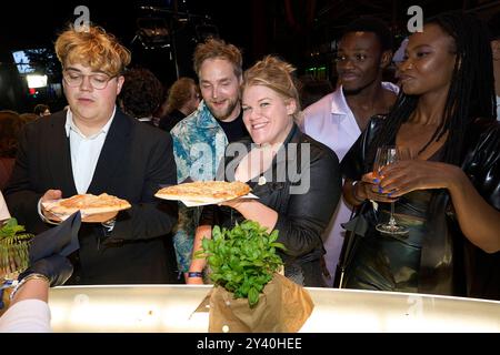 Verleihung Deutscher Schauspielpreis 2024 Gisa Flake mit Freund Knud Riepen bei der Verleihung Deutscher Schauspielpreis 2024 im Club Theater Berlin. 13.09.2024 *** cerimonia del German Acting Award 2024 Gisa Flake con l'amico Knud Riepen alla cerimonia del German Acting Award 2024 al Club Theater Berlin 13 09 2024 Copyright: XEventpressx/xSaschaxRadkex Foto Stock