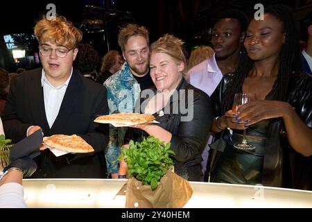 Verleihung Deutscher Schauspielpreis 2024 Gisa Flake mit Freund Knud Riepen bei der Verleihung Deutscher Schauspielpreis 2024 im Club Theater Berlin. 13.09.2024 *** cerimonia del German Acting Award 2024 Gisa Flake con l'amico Knud Riepen alla cerimonia del German Acting Award 2024 al Club Theater Berlin 13 09 2024 Copyright: XEventpressx/xSaschaxRadkex Foto Stock