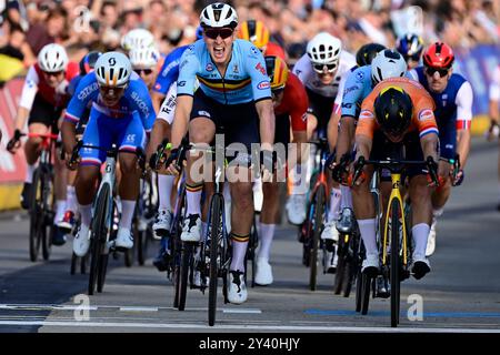 Hasselt, Belgio. 15 settembre 2024. Il campione europeo vincitore, il belga Tim Merlier, festeggia la vittoria davanti al secondo olandese Olav Kooij (R) alla Elite Road Race maschile del Campionato europeo 2024, a Hasselt, domenica 15 settembre 2024. I Campionati europei di ciclismo su strada 2024 si svolgeranno dall'11 al 15 settembre a Limburgo, in Belgio. BELGA FOTO DIRK WAEM credito: Belga News Agency/Alamy Live News Foto Stock