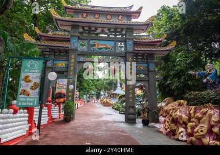 Ingresso principale dei visitatori alla Haw Par Villa, precedentemente nota come Tiger Balm Garden, accanto a Pasir Panjang Road, sul lato occidentale di Singapore. Foto Stock