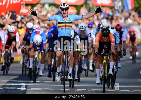 Hasselt, Belgio. 15 settembre 2024. Il campione europeo vincitore, il belga Tim Merlier, festeggia la vittoria davanti al secondo olandese Olav Kooij (R) alla Elite Road Race maschile del Campionato europeo 2024, a Hasselt, domenica 15 settembre 2024. I Campionati europei di ciclismo su strada 2024 si svolgeranno dall'11 al 15 settembre a Limburgo, in Belgio. BELGA FOTO DIRK WAEM credito: Belga News Agency/Alamy Live News Foto Stock